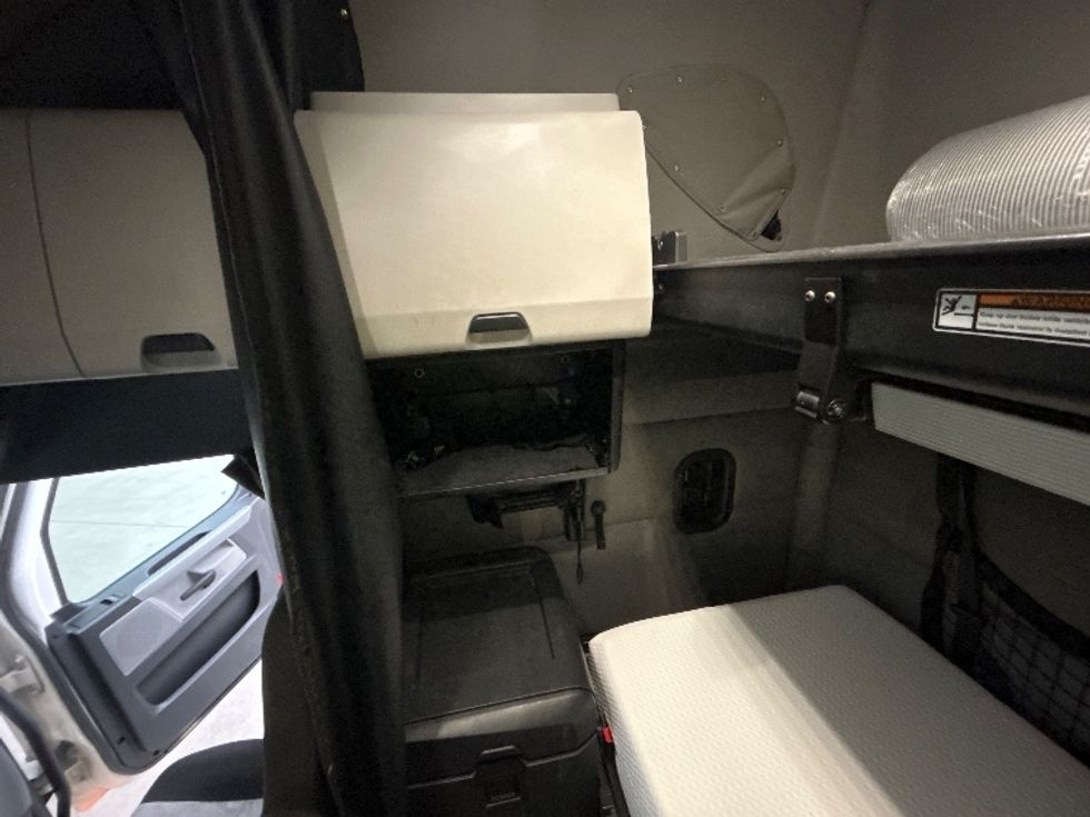 Sleeper Tractor-Heavy Duty Tractors-Freightliner-2022-T12664ST-Fort Worth-TX-386,299\n\t\tmiles-$ 84,500 - Image 19