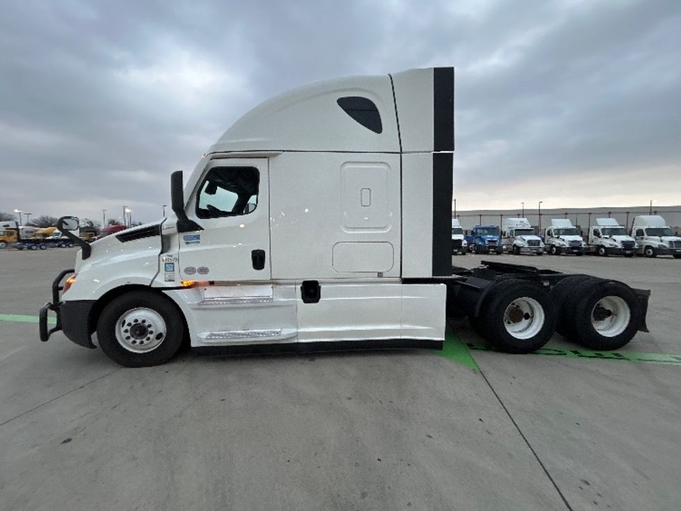 Sleeper Tractor-Heavy Duty Tractors-Freightliner-2022-T12664ST-Fort Worth-TX-386,299\n\t\tmiles-$ 84,500 - Image 4