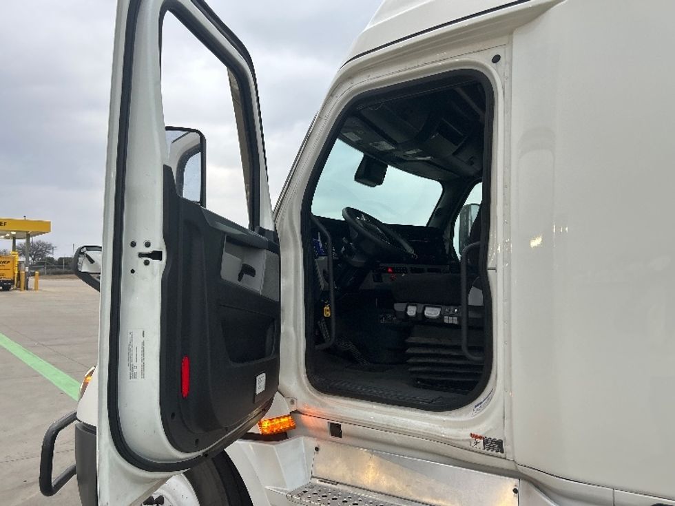 Sleeper Tractor-Heavy Duty Tractors-Freightliner-2022-T12664ST-Fort Worth-TX-386,299\n\t\tmiles-$ 84,500 - Image 9