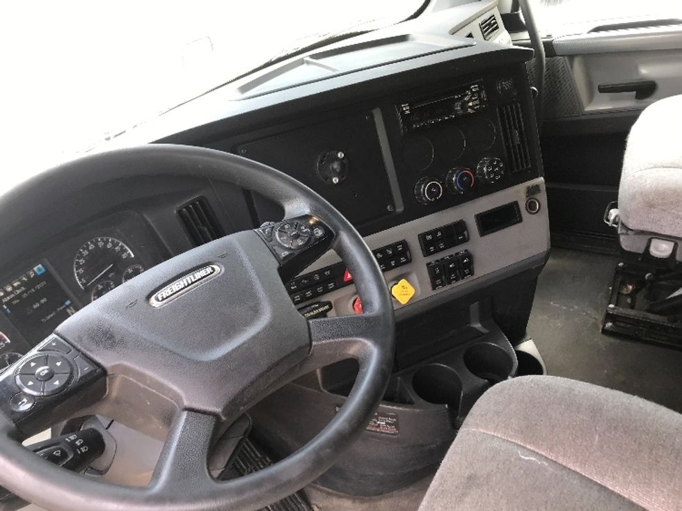 Sleeper Tractor-Heavy Duty Tractors-Freightliner-2022-T12664ST-Fort Worth-TX-398,043\n\t\tmiles-$ 90,250 - Image 10