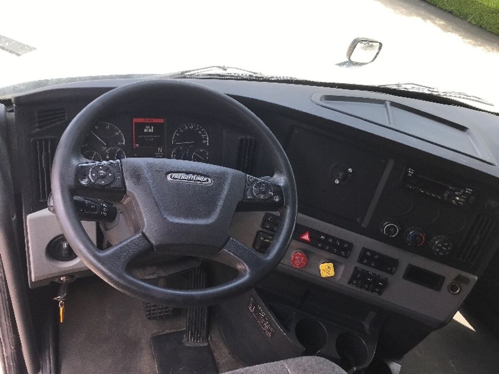 Sleeper Tractor-Heavy Duty Tractors-Freightliner-2022-T12664ST-Fort Worth-TX-398,043\n\t\tmiles-$ 90,250 - Image 11
