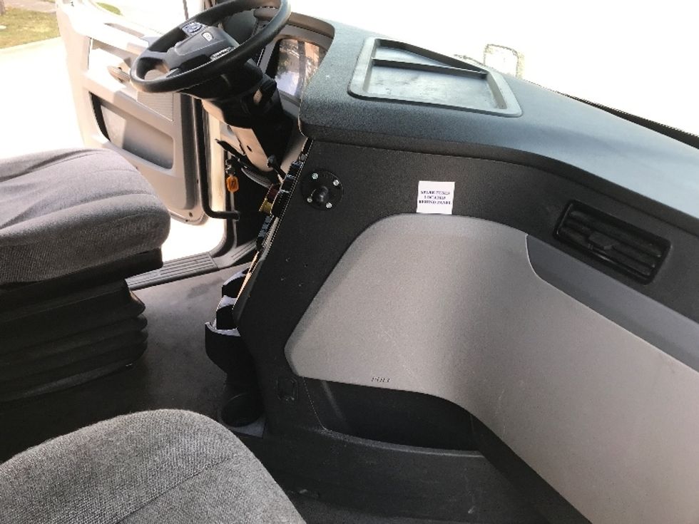 Sleeper Tractor-Heavy Duty Tractors-Freightliner-2022-T12664ST-Fort Worth-TX-398,043\n\t\tmiles-$ 90,250 - Image 15
