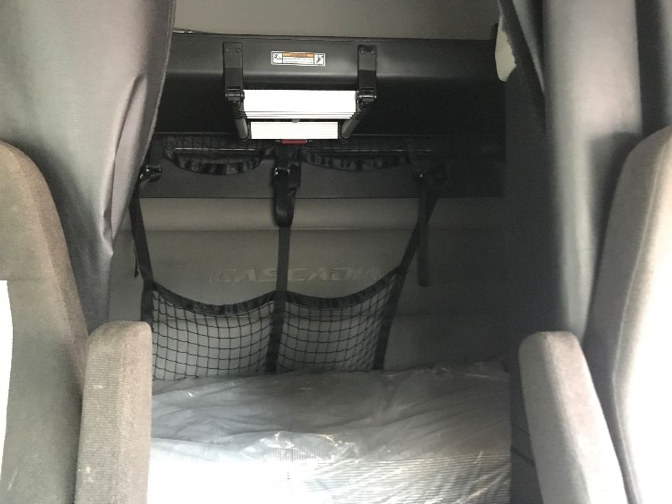 Sleeper Tractor-Heavy Duty Tractors-Freightliner-2022-T12664ST-Fort Worth-TX-398,043\n\t\tmiles-$ 90,250 - Image 16