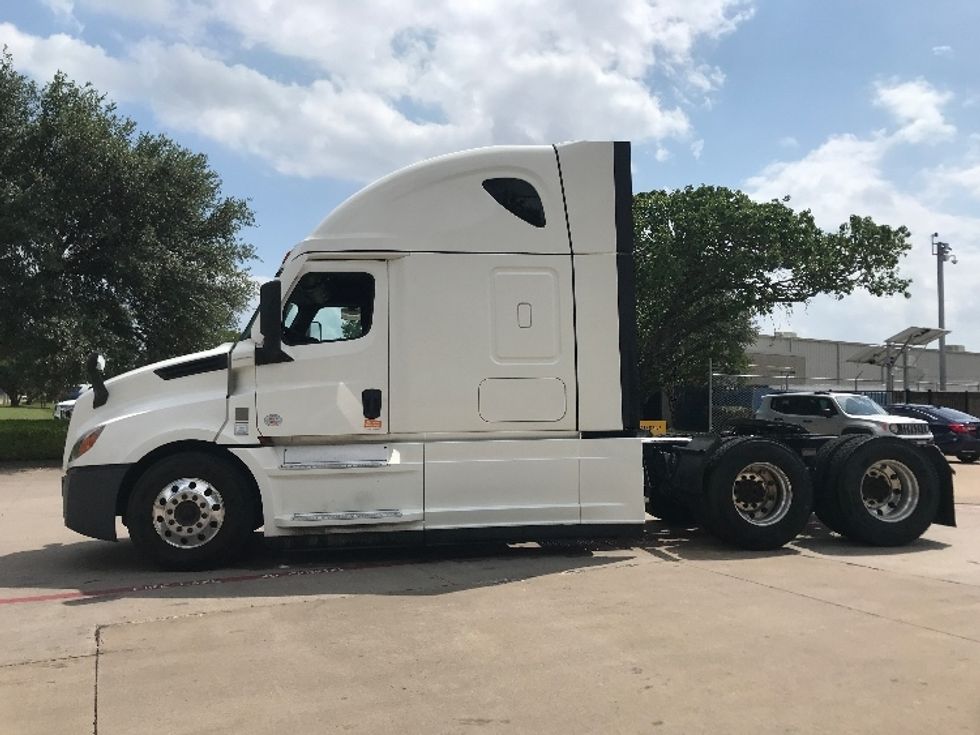 Sleeper Tractor-Heavy Duty Tractors-Freightliner-2022-T12664ST-Fort Worth-TX-398,043\n\t\tmiles-$ 90,250 - Image 4