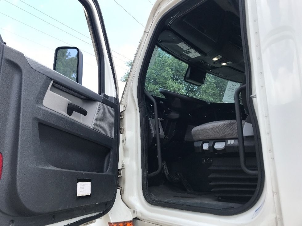 Sleeper Tractor-Heavy Duty Tractors-Freightliner-2022-T12664ST-Fort Worth-TX-398,043\n\t\tmiles-$ 90,250 - Image 9