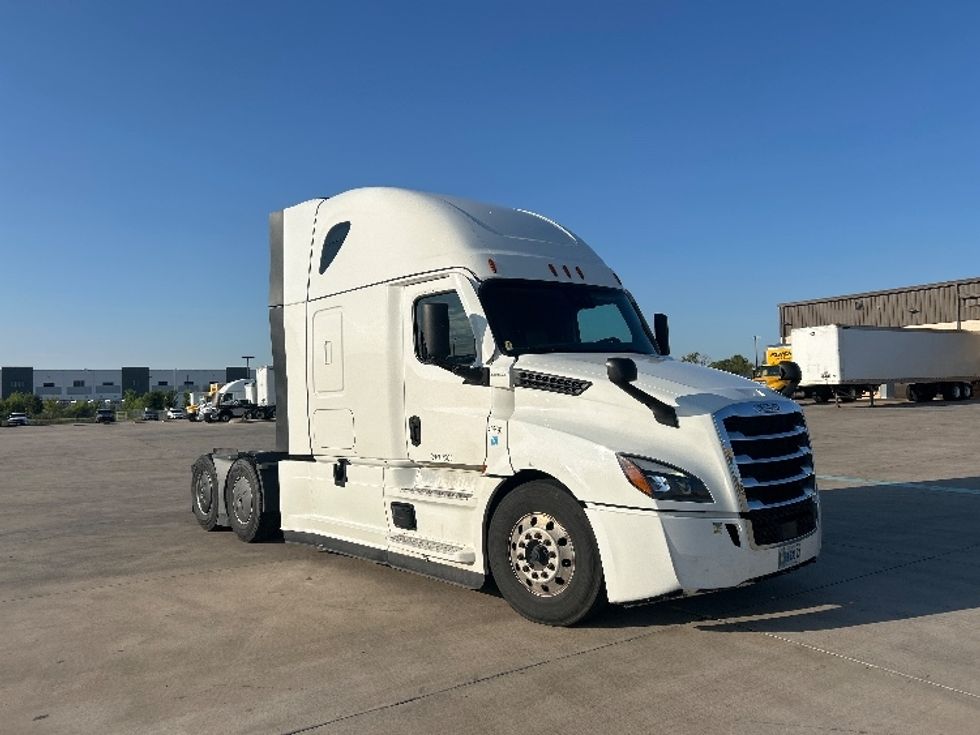 Sleeper Tractor-Heavy Duty Tractors-Freightliner-2022-T12664ST-Fort Worth-TX-456,447\n\t\tmiles-$ 81,750 - Image 1