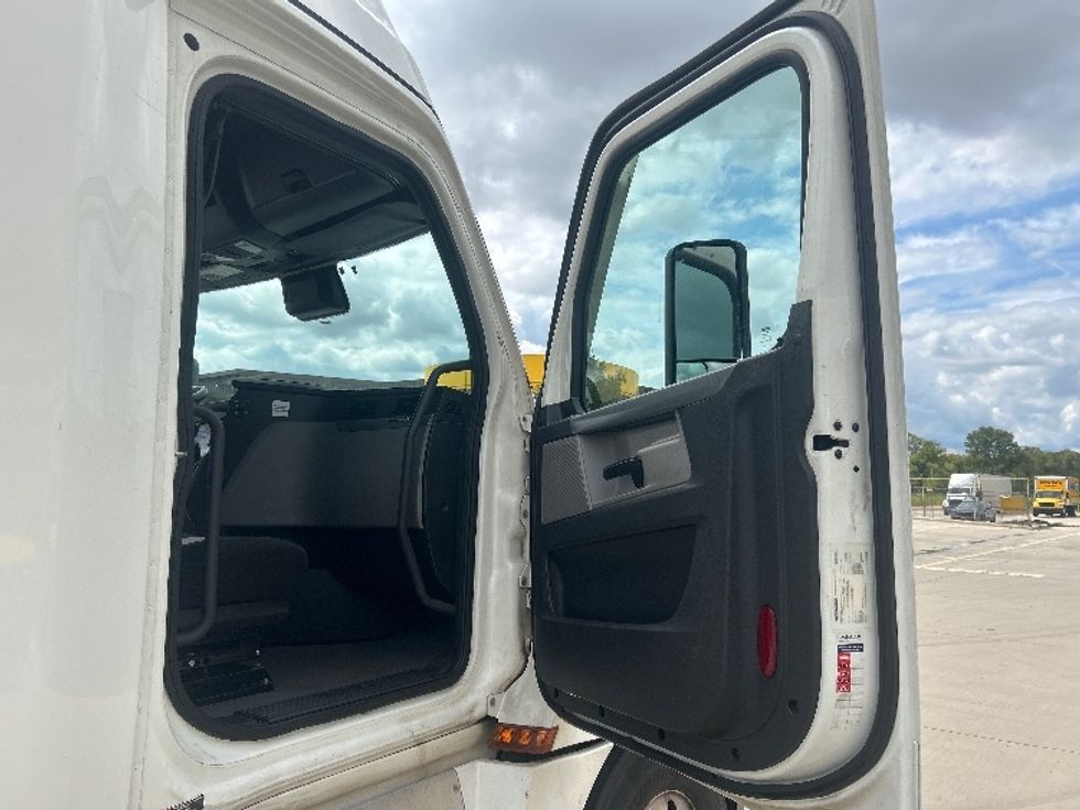 Sleeper Tractor-Heavy Duty Tractors-Freightliner-2022-T12664ST-Fort Worth-TX-456,447\n\t\tmiles-$ 81,750 - Image 13