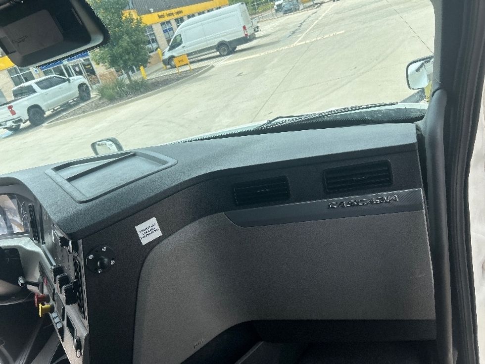 Sleeper Tractor-Heavy Duty Tractors-Freightliner-2022-T12664ST-Fort Worth-TX-456,447\n\t\tmiles-$ 81,750 - Image 14