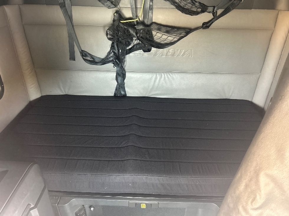 Sleeper Tractor-Heavy Duty Tractors-Freightliner-2022-T12664ST-Fort Worth-TX-456,447\n\t\tmiles-$ 81,750 - Image 16