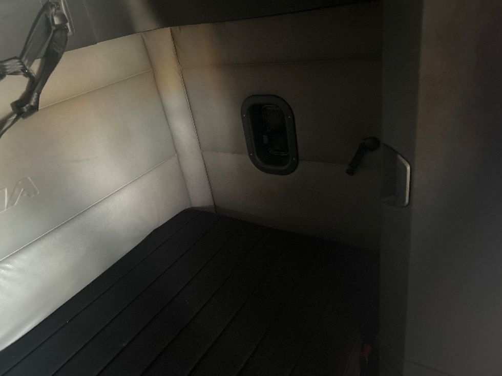 Sleeper Tractor-Heavy Duty Tractors-Freightliner-2022-T12664ST-Fort Worth-TX-456,447\n\t\tmiles-$ 81,750 - Image 17