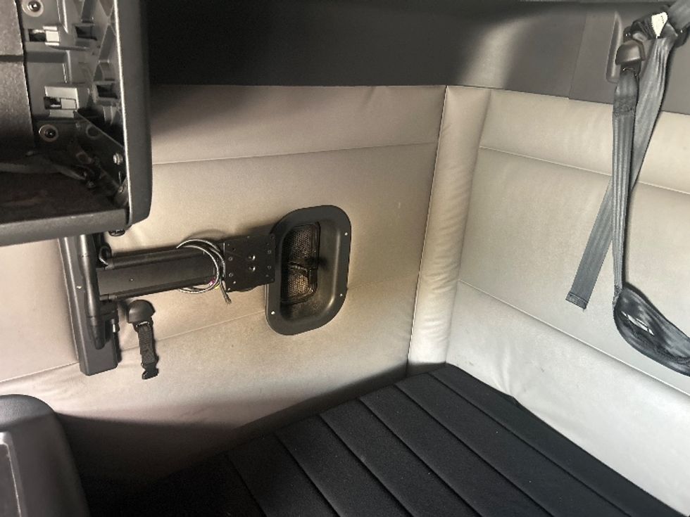 Sleeper Tractor-Heavy Duty Tractors-Freightliner-2022-T12664ST-Fort Worth-TX-456,447\n\t\tmiles-$ 81,750 - Image 18