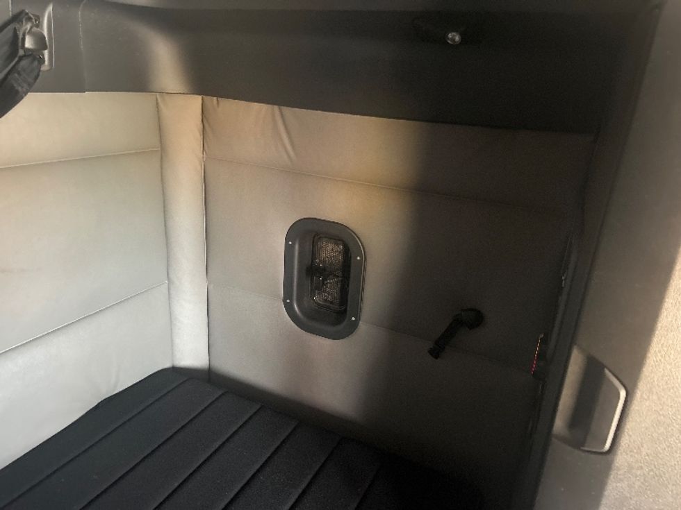 Sleeper Tractor-Heavy Duty Tractors-Freightliner-2022-T12664ST-Fort Worth-TX-456,447\n\t\tmiles-$ 81,750 - Image 19