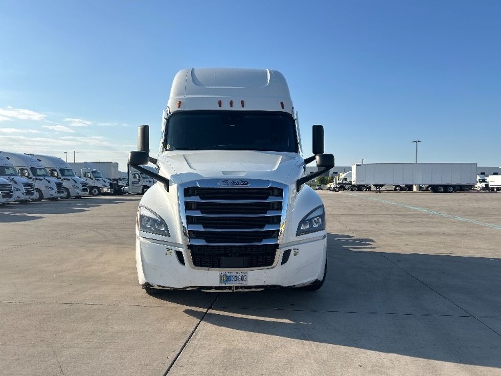 Sleeper Tractor-Heavy Duty Tractors-Freightliner-2022-T12664ST-Fort Worth-TX-456,447\n\t\tmiles-$ 81,750 - Image 2