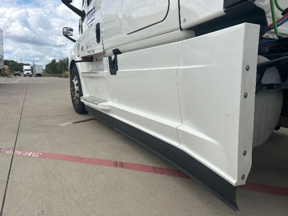 Sleeper Tractor-Heavy Duty Tractors-Freightliner-2022-T12664ST-Fort Worth-TX-456,447\n\t\tmiles-$ 81,750 - Image 22