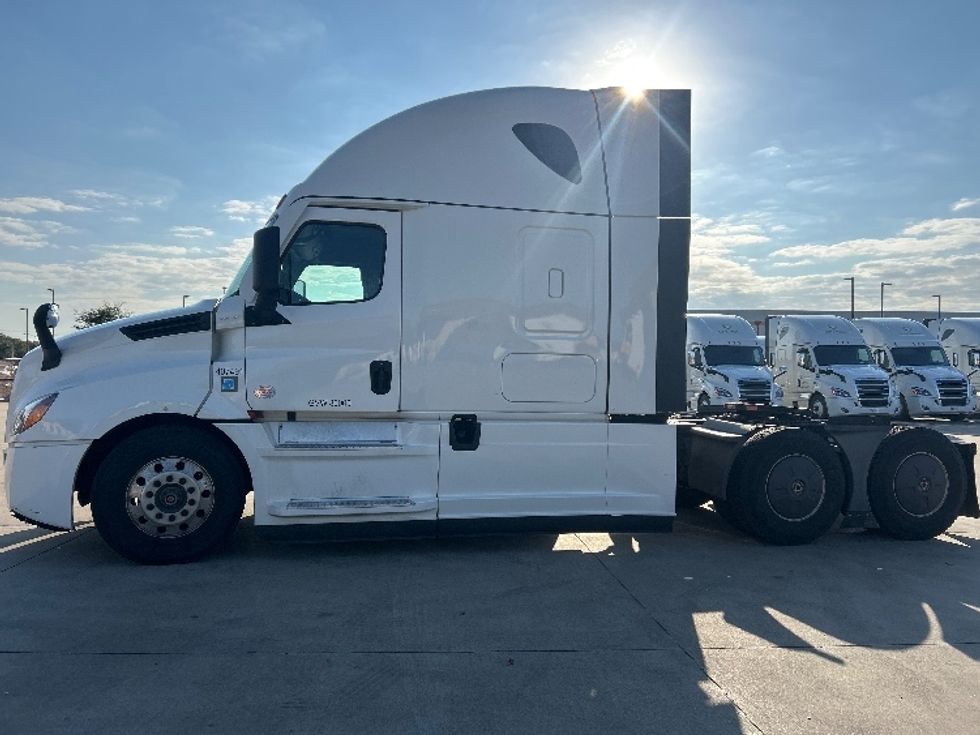 Sleeper Tractor-Heavy Duty Tractors-Freightliner-2022-T12664ST-Fort Worth-TX-456,447\n\t\tmiles-$ 81,750 - Image 4