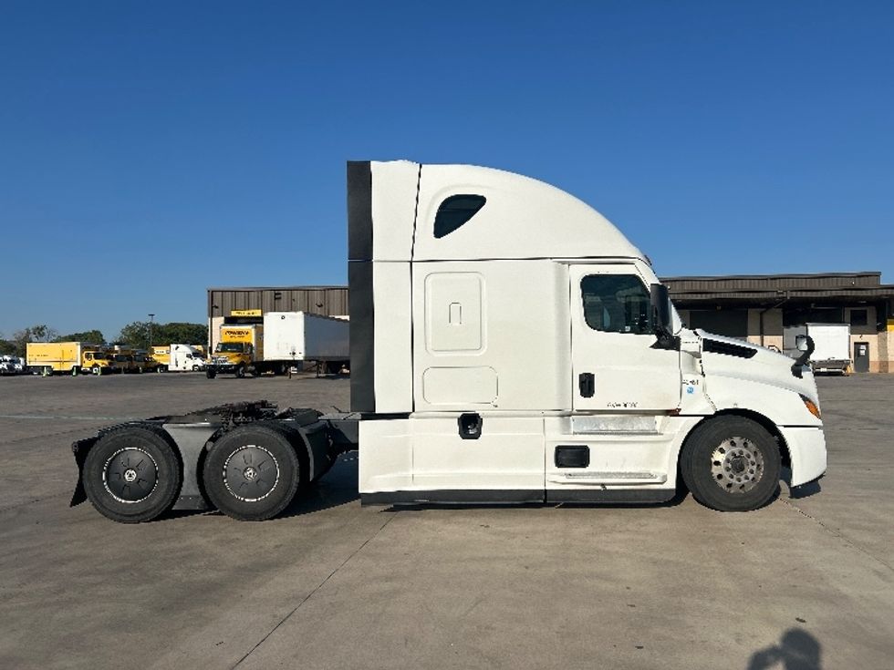 Sleeper Tractor-Heavy Duty Tractors-Freightliner-2022-T12664ST-Fort Worth-TX-456,447\n\t\tmiles-$ 81,750 - Image 8