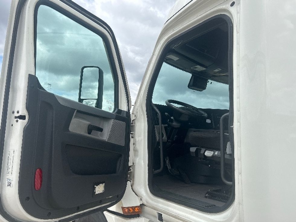 Sleeper Tractor-Heavy Duty Tractors-Freightliner-2022-T12664ST-Fort Worth-TX-456,447\n\t\tmiles-$ 81,750 - Image 9