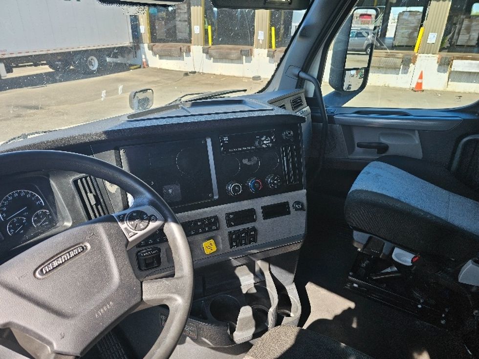 Sleeper Tractor-Heavy Duty Tractors-Freightliner-2022-T12664ST-Fort Worth-TX-539,200\n\t\tmiles-$ 70,500 - Image 10