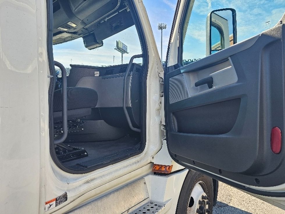 Sleeper Tractor-Heavy Duty Tractors-Freightliner-2022-T12664ST-Fort Worth-TX-539,200\n\t\tmiles-$ 70,500 - Image 11