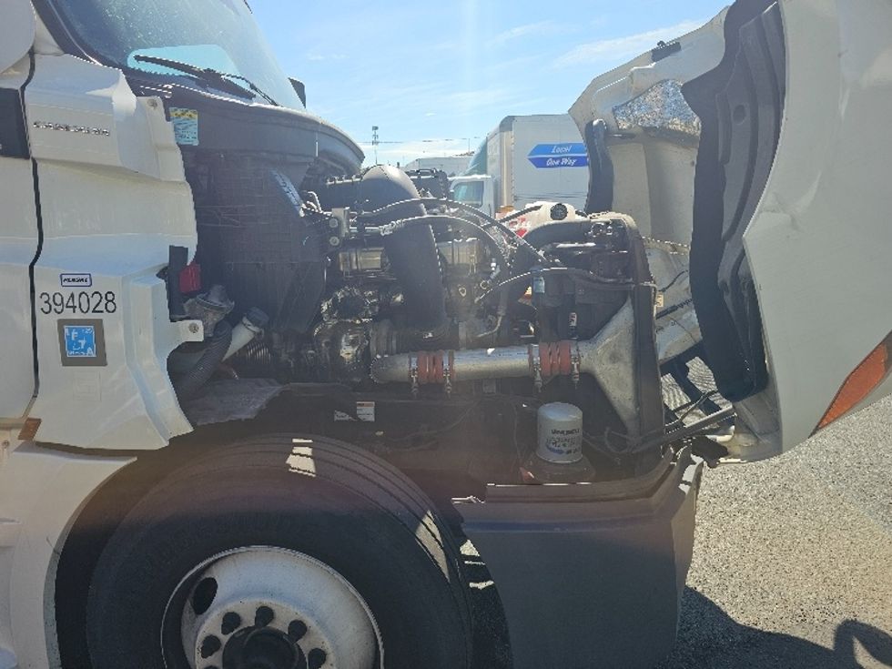 Sleeper Tractor-Heavy Duty Tractors-Freightliner-2022-T12664ST-Fort Worth-TX-539,200\n\t\tmiles-$ 70,500 - Image 15