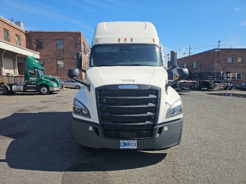 Sleeper Tractor-Heavy Duty Tractors-Freightliner-2022-T12664ST-Fort Worth-TX-539,200\n\t\tmiles-$ 70,500 - Image 2