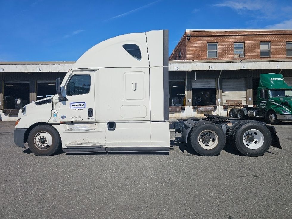 Sleeper Tractor-Heavy Duty Tractors-Freightliner-2022-T12664ST-Fort Worth-TX-539,200\n\t\tmiles-$ 70,500 - Image 4