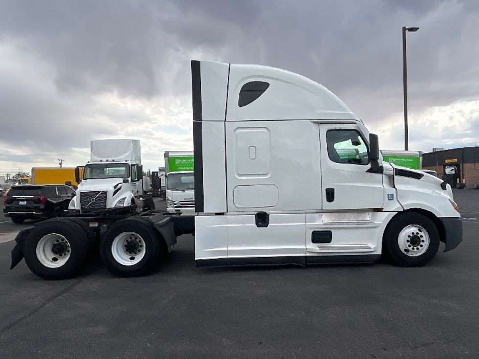 Sleeper Tractor-Heavy Duty Tractors-Freightliner-2022-T12664ST-Fort Worth-TX-539,200\n\t\tmiles-$ 70,500 - Image 6
