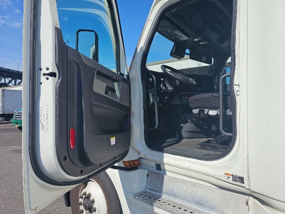 Sleeper Tractor-Heavy Duty Tractors-Freightliner-2022-T12664ST-Fort Worth-TX-539,200\n\t\tmiles-$ 70,500 - Image 9