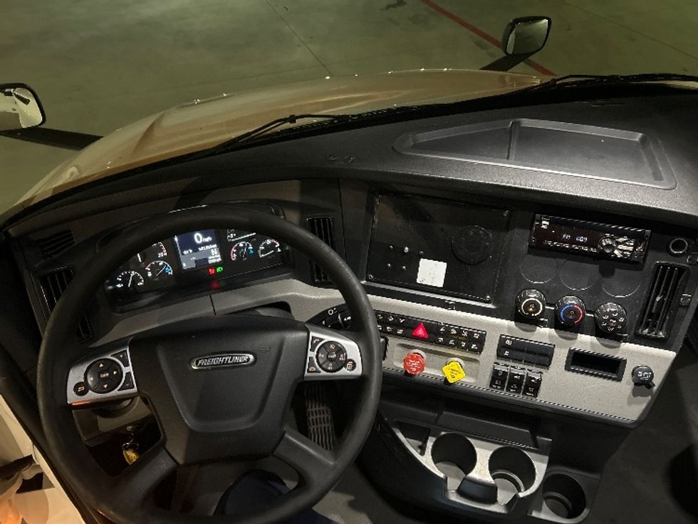 Sleeper Tractor-Heavy Duty Tractors-Freightliner-2022-T12664ST-Fort Worth-TX-542,283\n\t\tmiles-$ 68,750 - Image 11