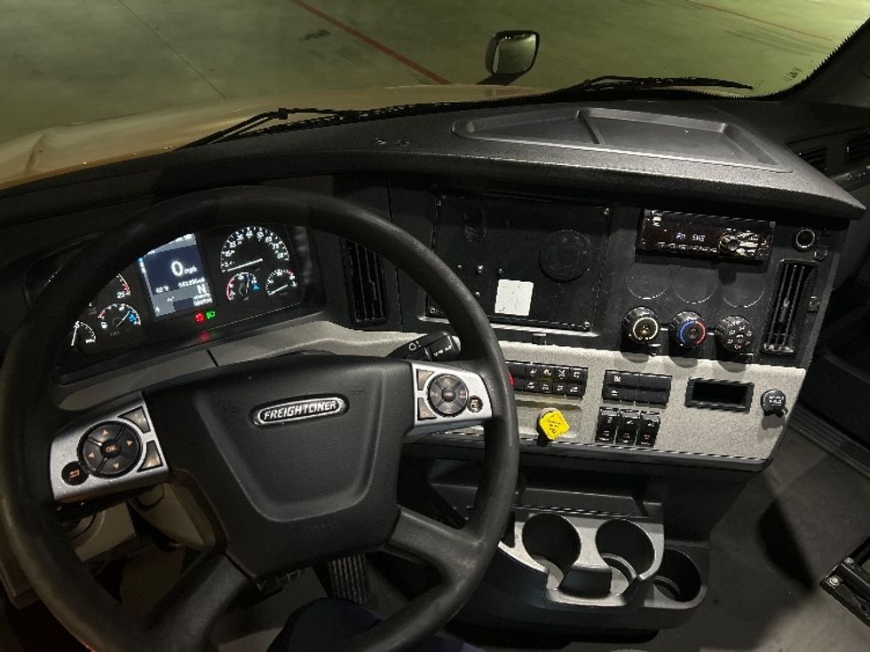 Sleeper Tractor-Heavy Duty Tractors-Freightliner-2022-T12664ST-Fort Worth-TX-542,283\n\t\tmiles-$ 68,750 - Image 12