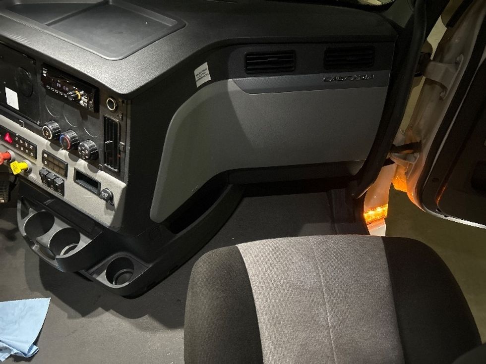 Sleeper Tractor-Heavy Duty Tractors-Freightliner-2022-T12664ST-Fort Worth-TX-542,283\n\t\tmiles-$ 68,750 - Image 14