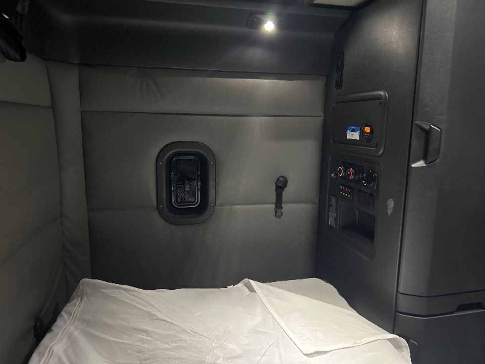 Sleeper Tractor-Heavy Duty Tractors-Freightliner-2022-T12664ST-Fort Worth-TX-542,283\n\t\tmiles-$ 68,750 - Image 18