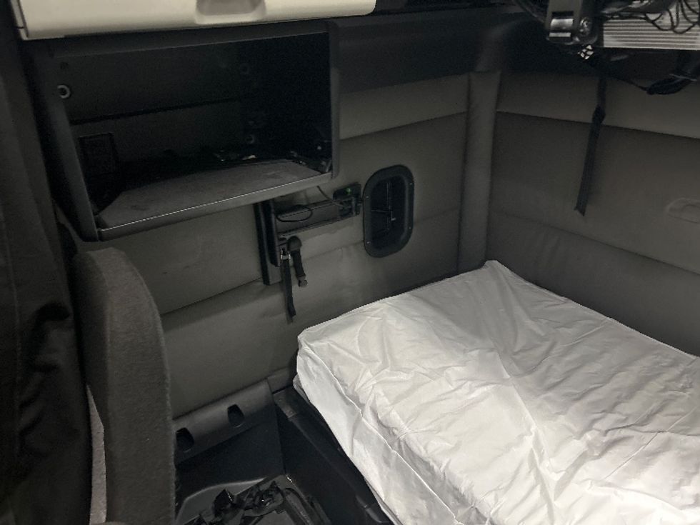 Sleeper Tractor-Heavy Duty Tractors-Freightliner-2022-T12664ST-Fort Worth-TX-542,283\n\t\tmiles-$ 68,750 - Image 19