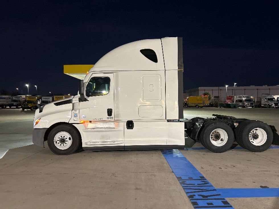 Sleeper Tractor-Heavy Duty Tractors-Freightliner-2022-T12664ST-Fort Worth-TX-542,283\n\t\tmiles-$ 68,750 - Image 4