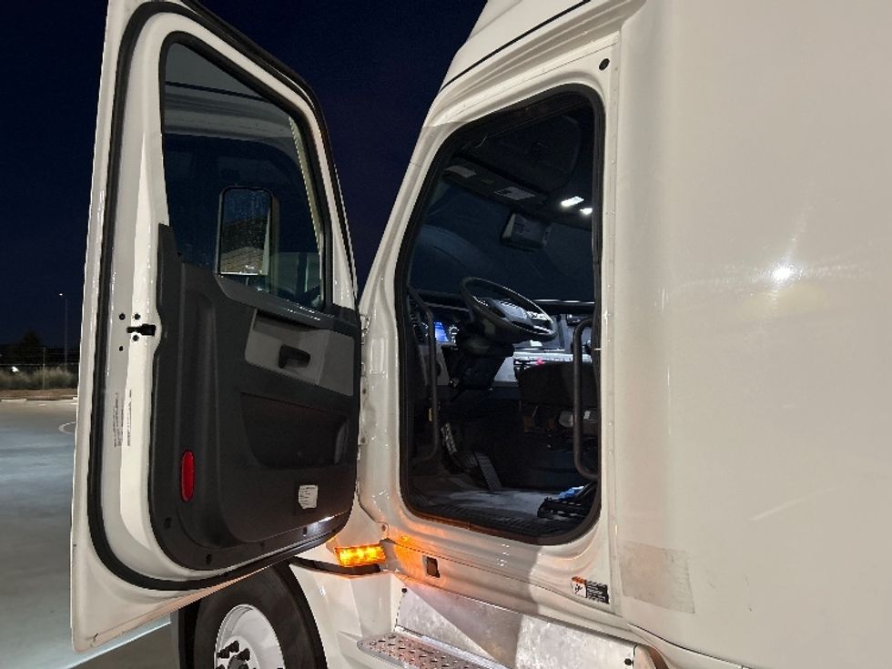 Sleeper Tractor-Heavy Duty Tractors-Freightliner-2022-T12664ST-Fort Worth-TX-542,283\n\t\tmiles-$ 68,750 - Image 9