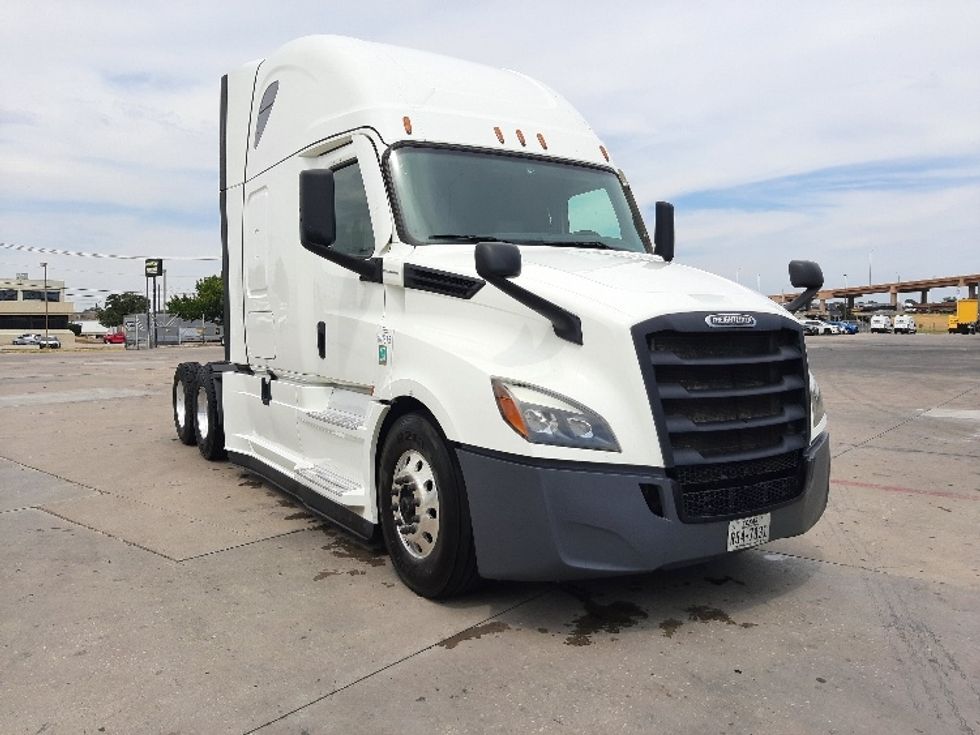 Sleeper Tractor-Heavy Duty Tractors-Freightliner-2022-T12664ST-Fort Worth-TX-555,676\n\t\tmiles-$ 71,500 - Image 1