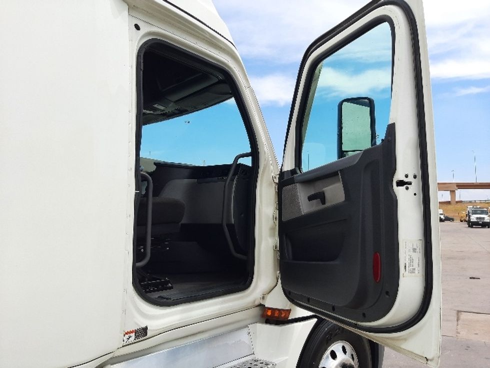 Sleeper Tractor-Heavy Duty Tractors-Freightliner-2022-T12664ST-Fort Worth-TX-555,676\n\t\tmiles-$ 71,500 - Image 13