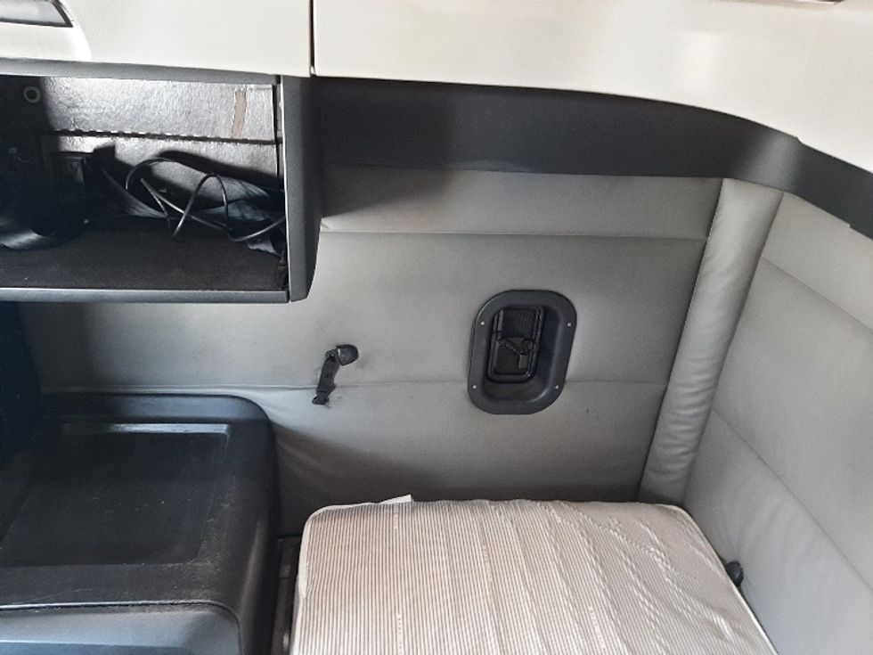 Sleeper Tractor-Heavy Duty Tractors-Freightliner-2022-T12664ST-Fort Worth-TX-555,676\n\t\tmiles-$ 71,500 - Image 19