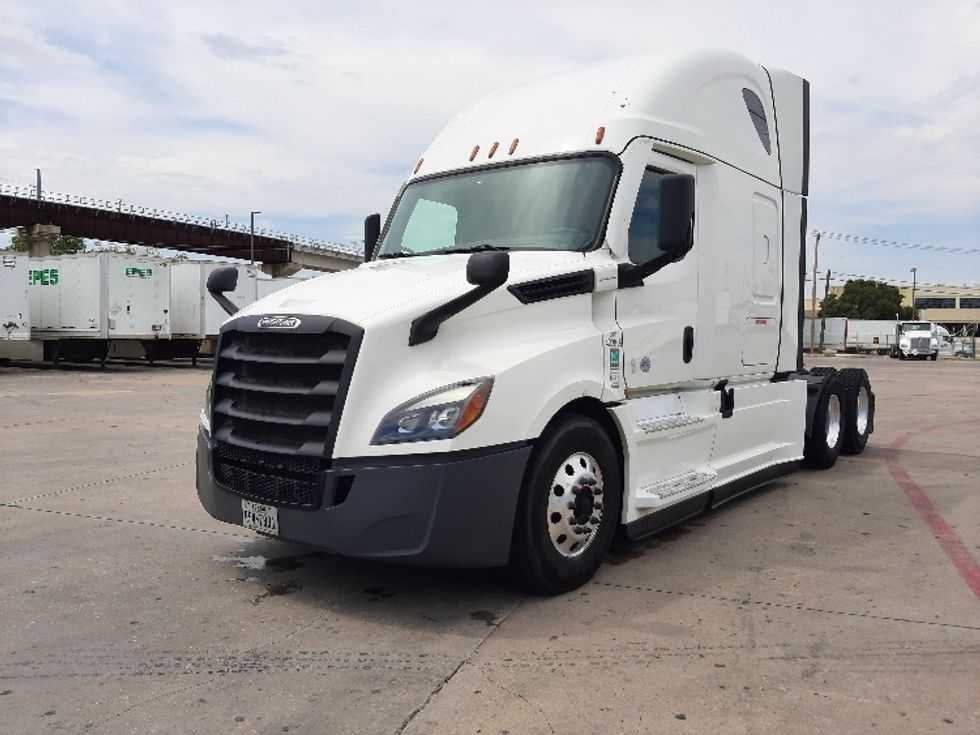 Sleeper Tractor-Heavy Duty Tractors-Freightliner-2022-T12664ST-Fort Worth-TX-555,676\n\t\tmiles-$ 71,500 - Image 3