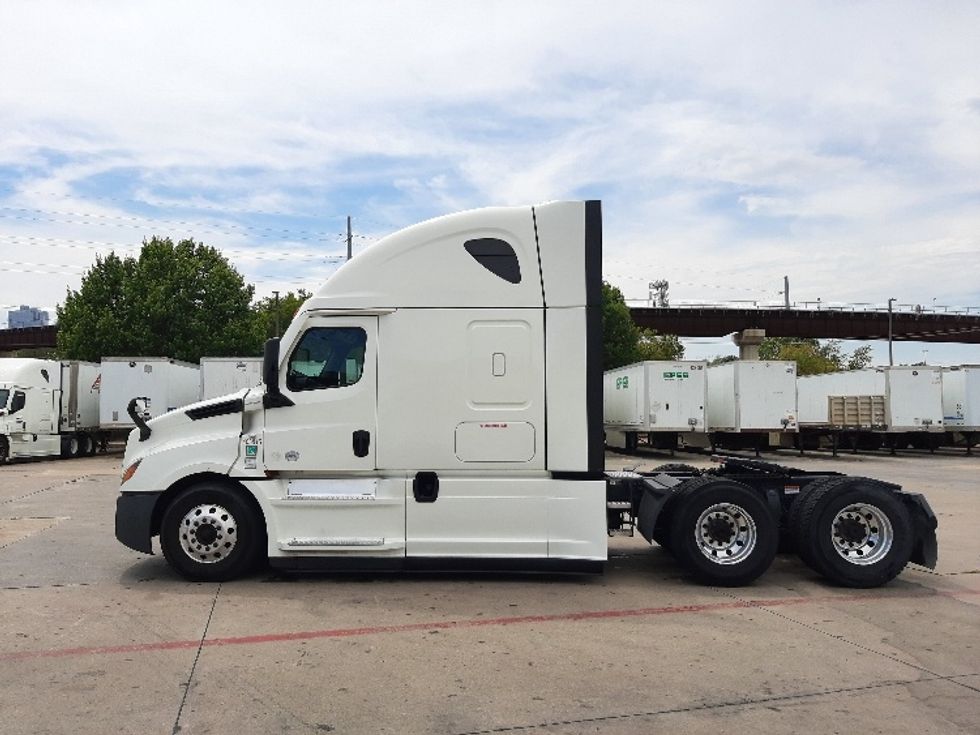 Sleeper Tractor-Heavy Duty Tractors-Freightliner-2022-T12664ST-Fort Worth-TX-555,676\n\t\tmiles-$ 71,500 - Image 4