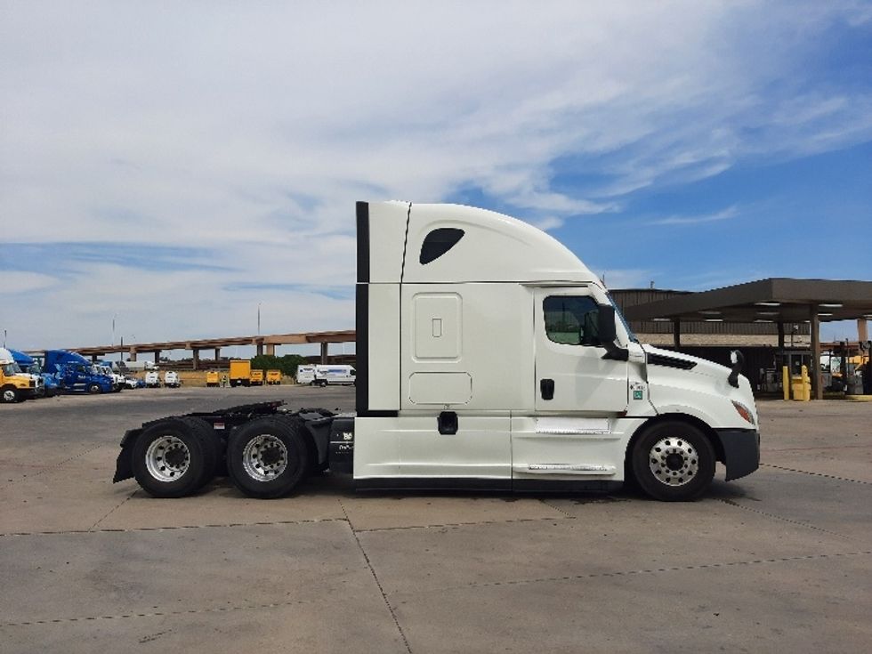 Sleeper Tractor-Heavy Duty Tractors-Freightliner-2022-T12664ST-Fort Worth-TX-555,676\n\t\tmiles-$ 71,500 - Image 8