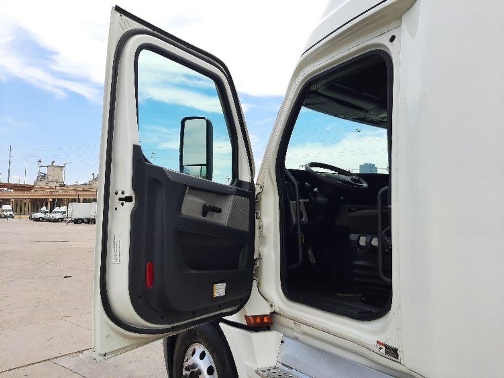 Sleeper Tractor-Heavy Duty Tractors-Freightliner-2022-T12664ST-Fort Worth-TX-555,676\n\t\tmiles-$ 71,500 - Image 9