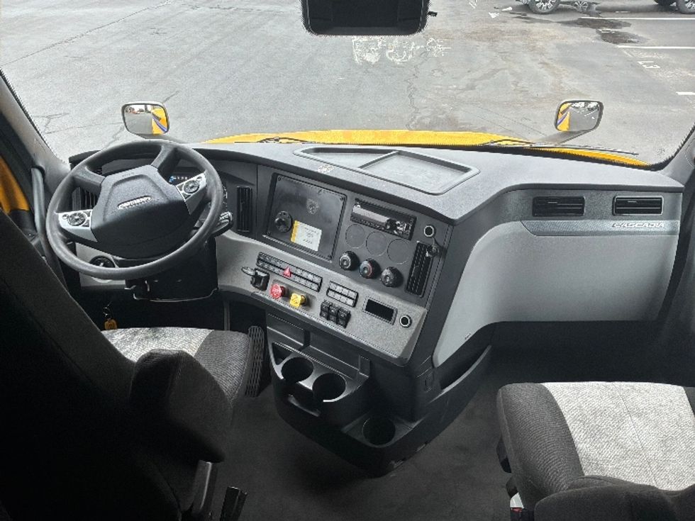 Sleeper Tractor-Heavy Duty Tractors-Freightliner-2022-T12664ST-Fort Worth-TX-604,516\n\t\tmiles-$ 63,500 - Image 12