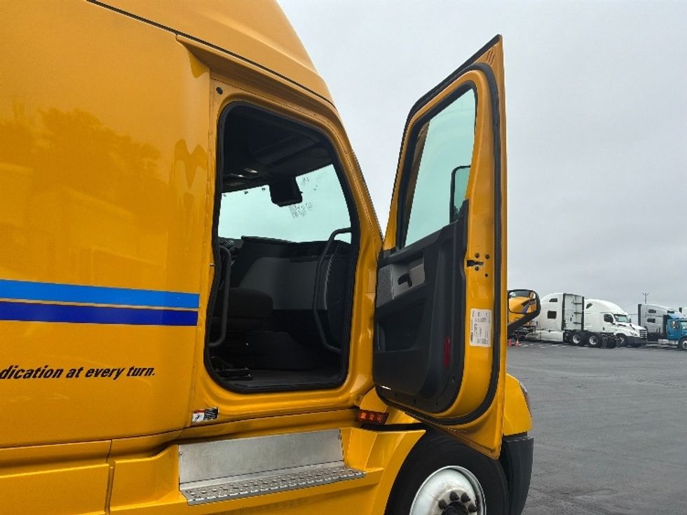 Sleeper Tractor-Heavy Duty Tractors-Freightliner-2022-T12664ST-Fort Worth-TX-604,516\n\t\tmiles-$ 63,500 - Image 13
