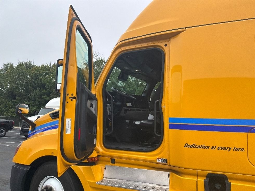 Sleeper Tractor-Heavy Duty Tractors-Freightliner-2022-T12664ST-Fort Worth-TX-604,516\n\t\tmiles-$ 63,500 - Image 9