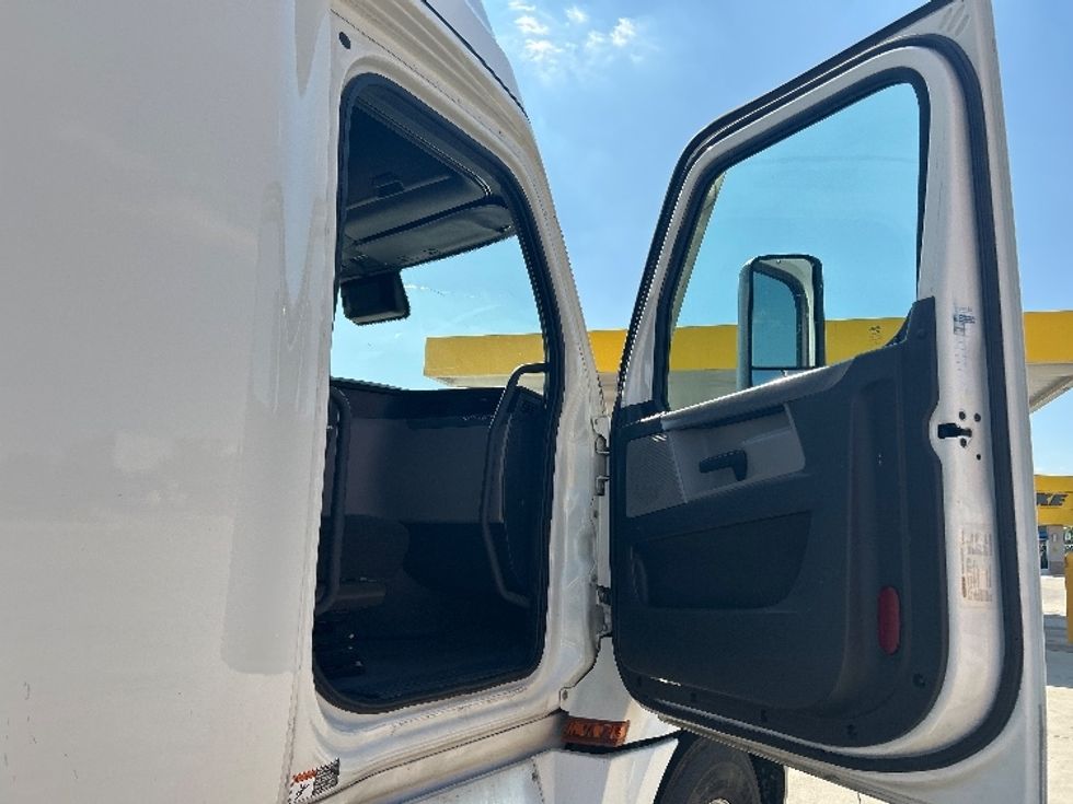 Sleeper Tractor-Heavy Duty Tractors-Freightliner-2022-T12664ST-Fort Worth-TX-646,324\n\t\tmiles-$ 60,250 - Image 13