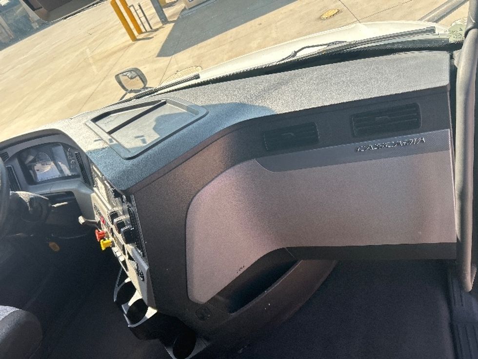 Sleeper Tractor-Heavy Duty Tractors-Freightliner-2022-T12664ST-Fort Worth-TX-646,324\n\t\tmiles-$ 60,250 - Image 14