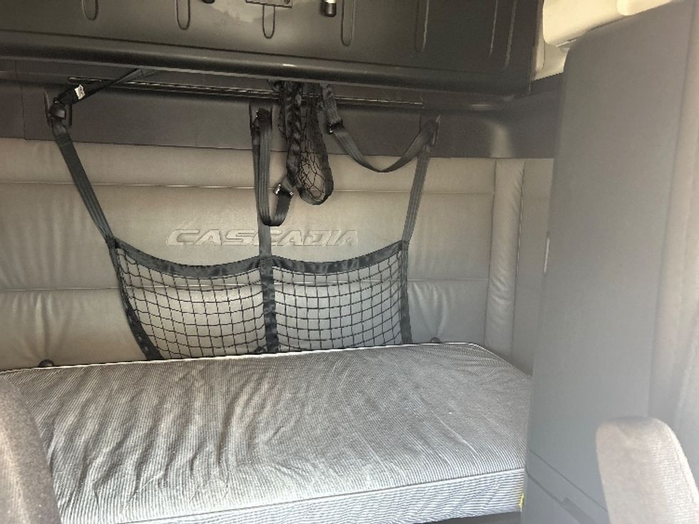 Sleeper Tractor-Heavy Duty Tractors-Freightliner-2022-T12664ST-Fort Worth-TX-646,324\n\t\tmiles-$ 60,250 - Image 16