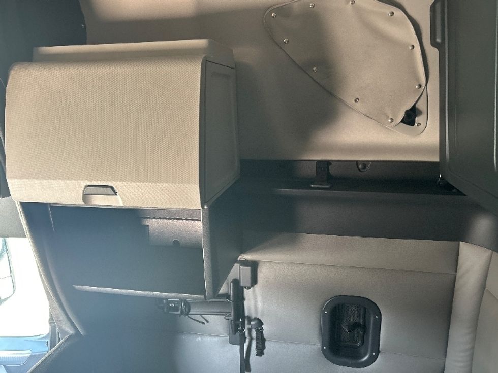 Sleeper Tractor-Heavy Duty Tractors-Freightliner-2022-T12664ST-Fort Worth-TX-646,324\n\t\tmiles-$ 60,250 - Image 19