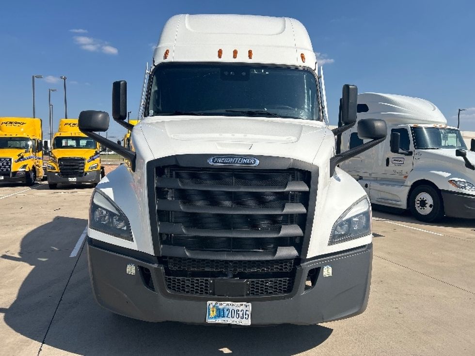2022 Freightliner Cascadia 126" Sleeper Cab photo 2